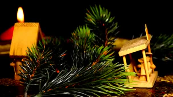 Cuna, decoración navideña con figuras y regalos en mesa giratoria
 - Imágenes, Vídeo