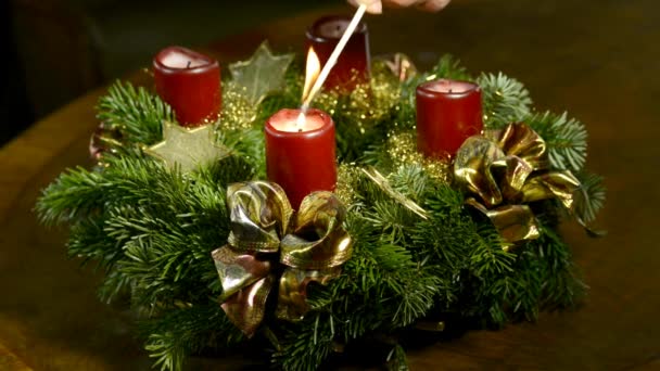 corona de adviento con vela encendida y Santa Claus con regalos en la mesa de turnos
 - Imágenes, Vídeo