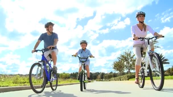 Kaukázusi szülők és fia szabadban kerékpározás - Felvétel, videó