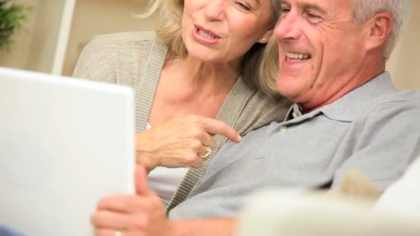 Seniorenpaar nutzt Laptop für Online-Chat - Filmmaterial, Video