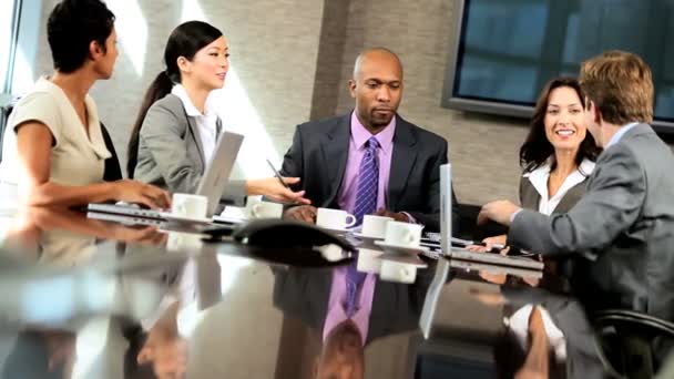 ambiciózní multi etnické obchodní tým v zasedací místnosti - Záběry, video