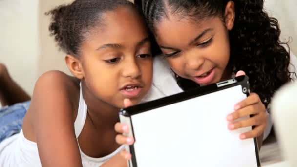 Petites filles avec tablette sans fil
 - Séquence, vidéo