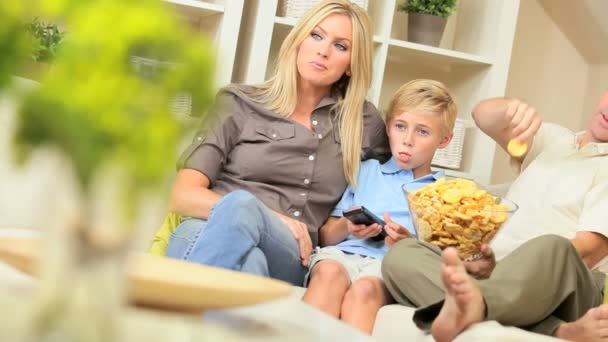 νέοι οικογένεια βλέποντας ταινία μαζί με σνακ - Πλάνα, βίντεο