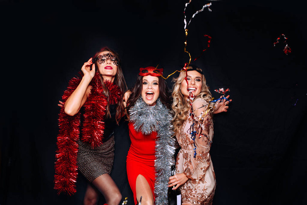 Jovens mulheres atraentes comemorando uma festa, bebendo champanhe e dançando
 - Foto, Imagem