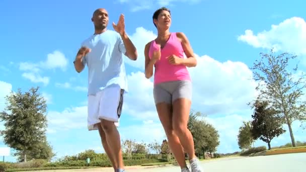 Gesundes ethnisches Paar joggt - Filmmaterial, Video