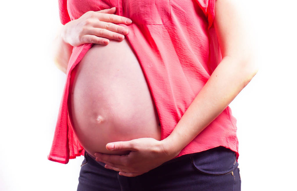 Крупный план беременного живота. - Фото, изображение