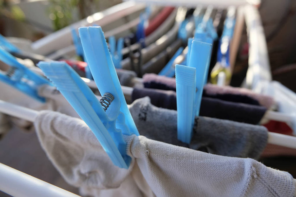 Gewassen kleding op een droogrek - Foto, afbeelding