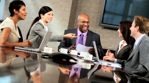 Ambitieux Multi Ethnic Business Team dans la salle de réunion
 - Séquence, vidéo