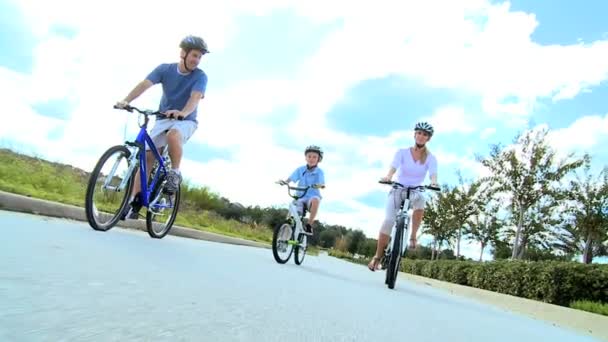 Ciclismo familiar caucásico saludable juntos
 - Imágenes, Vídeo
