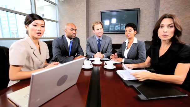 Equipo empresarial multiétnico en videoconferencia de enlace ascendente
 - Imágenes, Vídeo