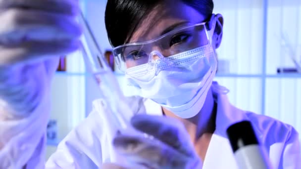 vrouwelijke technicus in medisch laboratorium - Video