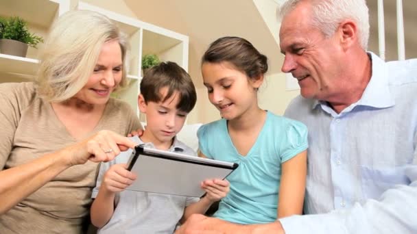 prarodiče a vnuci s bezdrátový tablet - Záběry, video