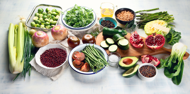 vista superior de ingredientes veganos de cocina de temporada sin cocer en la mesa, concepto de comida saludable
 - Foto, Imagen