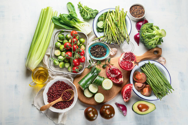 ylhäältä näkymä herkullisia Kausittainen vegaani ruoanlaitto ainesosia pöydälle, terveellistä ruokaa käsite
 - Valokuva, kuva