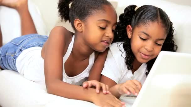 Маленькие этнические девочки играют на ноутбуке
 - Кадры, видео