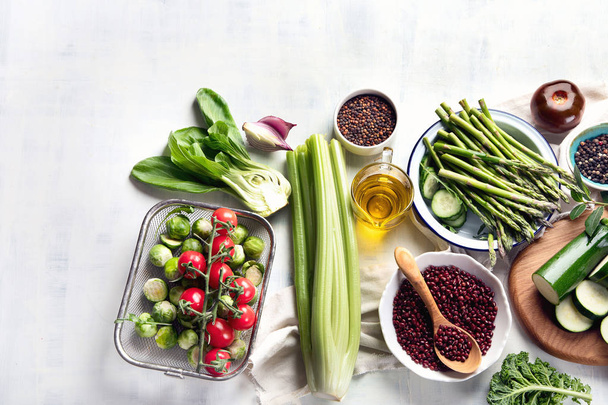 vista elevata di ingredienti di cucina vegana stagionale su tavolo, concetto di cibo sano
 - Foto, immagini