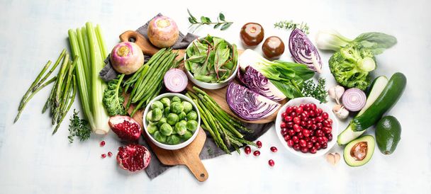 vista panorámica de verduras de temporada para una cocina saludable en la mesa
 - Foto, Imagen