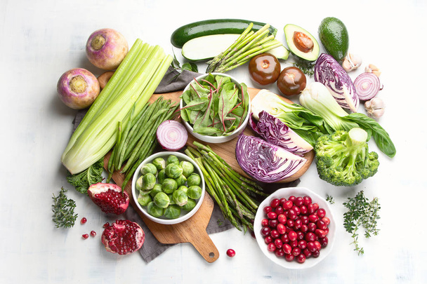 verhoogde weergave van biologische seizoensgroenten voor gezond koken op tafelblad - Foto, afbeelding