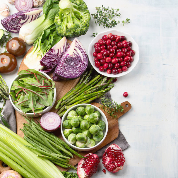 vista elevada de verduras de temporada para una cocina saludable en la mesa
 - Foto, Imagen