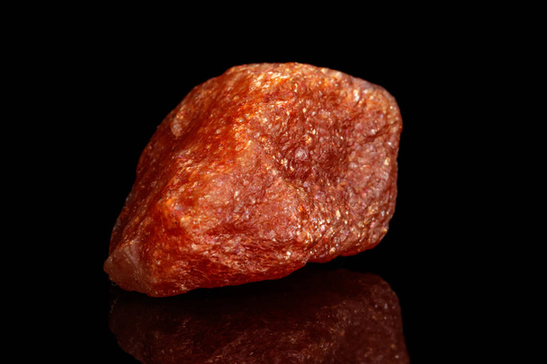 Macro minerale steen nefelien zonnige steen zwarte achtergrond close-up - Foto, afbeelding