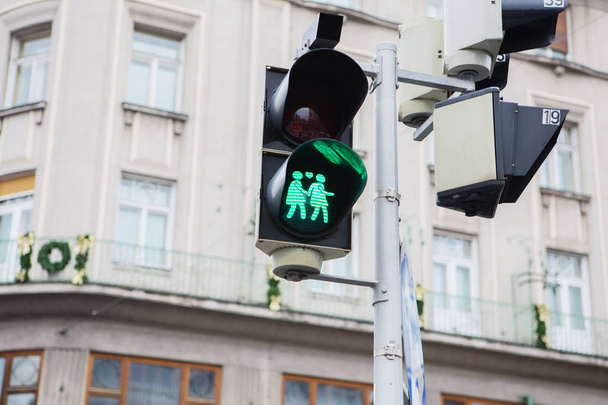 同じ横断歩道信号のセックス愛と、緑の光の間の心のカップル - 写真・画像
