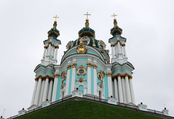 Вид на Андреевский храм на фоне облачного неба в Киеве, Украина. - Фото, изображение