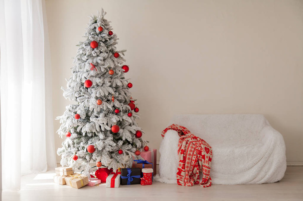 Interiér domu vánoční stromeček nový rok dovolená dárky zimní výzdoba - Fotografie, Obrázek