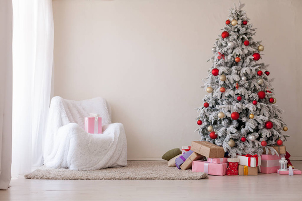 Árbol de Navidad Casa Interior año nuevo regalos de vacaciones decoración de invierno
 - Foto, Imagen