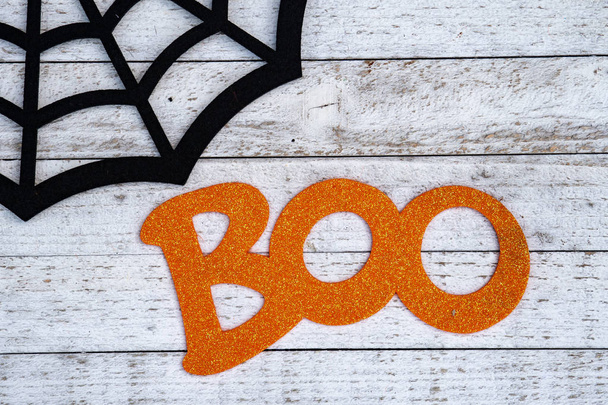 Rustic black spiderweb and Boo phrase Halloween background concept on wood background. Espaço de cópia disponível
 - Foto, Imagem
