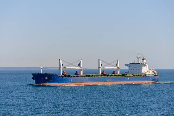 Navire cargo sec en mer
 - Photo, image