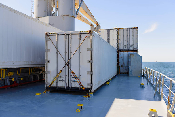 Contenedores refrigerados en cubierta de un buque industrial
 - Foto, Imagen