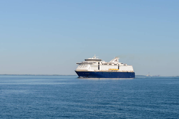 Пассажирский круизный корабль на воде
 - Фото, изображение