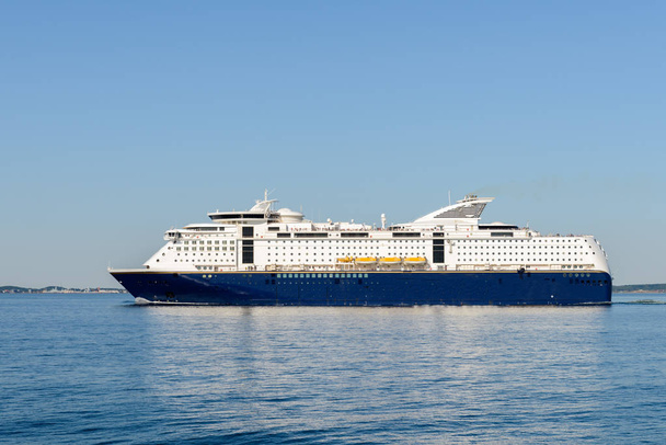 Passagier-Kreuzfahrtschiff auf dem Wasser - Foto, Bild