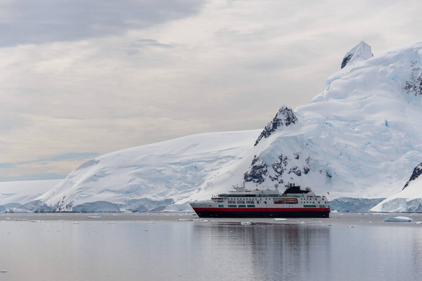 Retkikunta-alus Etelämantereella
 - Valokuva, kuva