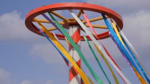 Dekorativní barevné stužky mávat ve větru - Záběry, video
