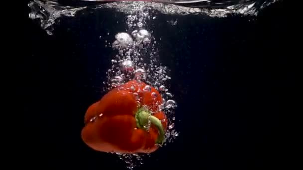 Video of falling sweet red pepper in the water - Imágenes, Vídeo