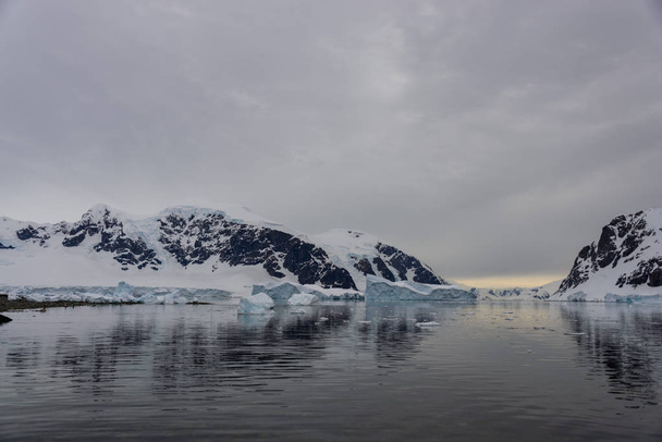 氷山と反射の南極の風景 - 写真・画像