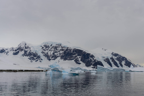 氷山と反射の南極の風景 - 写真・画像