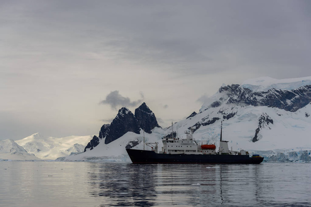 南極海での遠征船 - 写真・画像