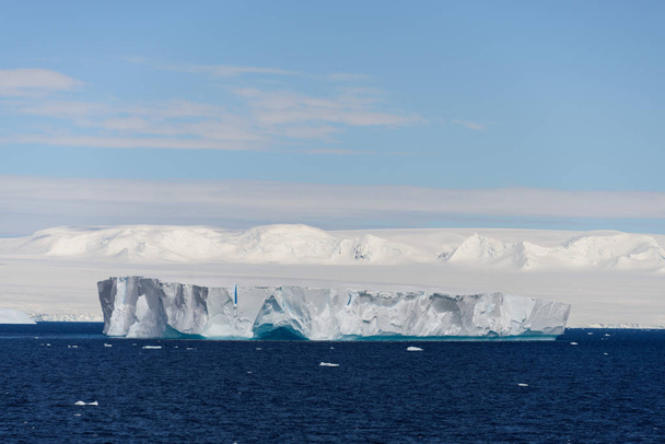 Tabelarycznych góry lodowej na Antarktydzie - Zdjęcie, obraz