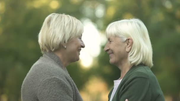 Twee rijpe vriendinnen strak knuffelen elkaar en lacht, gelukkig bijeenkomst - Video