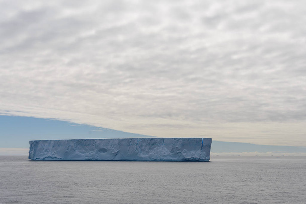Táblázatos jéghegy az Antarktiszon - Fotó, kép