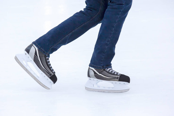 las piernas de un hombre patinando en una pista de hielo
 - Foto, imagen