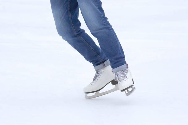 pés rolando em patins mulher na pista de gelo
 - Foto, Imagem
