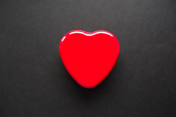 Šťastný valentines den pozadí. Červené srdce izolované na černém pozadí - Fotografie, Obrázek