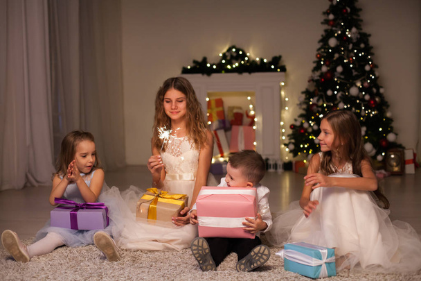 Bambini aperti Natale presenta nuove luci di festa anno scintille
 - Foto, immagini