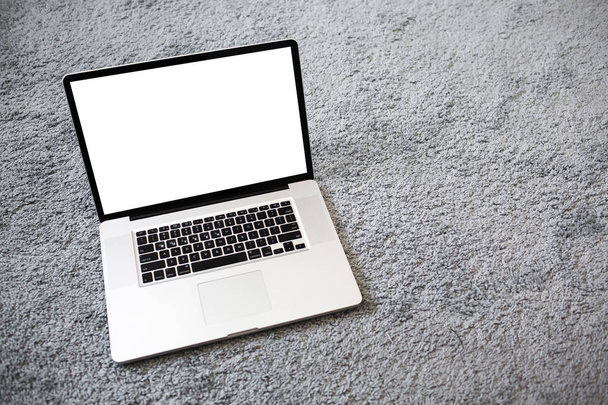 Nowoczesny laptop z makieta na białym tle na teksturowanej tło - Zdjęcie, obraz