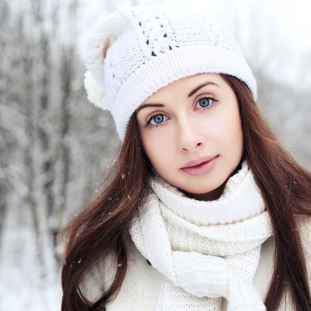 beautyful girl in the winter forest - Фото, зображення
