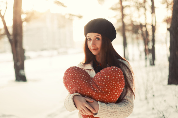 girl in park with big red heart. - Foto, Imagen