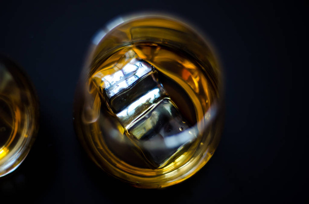 whisky écossais dans un verre avec glaçons, whisky de couleur dorée, boisson exclusive
 - Photo, image